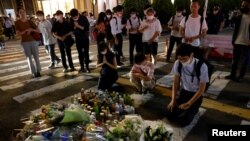 ဝန်ကြီးချုပ်ဟောင်း Shinzo Abe လုပ်ကြံခံခဲ့ရတဲ့နေရာမှာ ဝမ်းနည်းခြင်းအထိမ်းအမှတ် ပန်းပွင့်များနဲ့အတူ လာရောက်ဂါရဝပြုသူ ပြည်သူများ။ (ဇူလိုင် ၈၊ ၂၀၂၂)