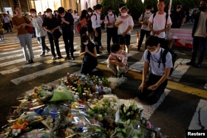 Warga memberikan penghormatan di lokasi tertembaknya mendiang mantan Perdana Menteri Jepang Shinzo Abe saat berkampanye untuk pemilihan parlemen, dekat stasiun Yamato-Saidaiji di Nara, Jepang barat, 8 Juli 2022. (REUTERS/Issei Kato)