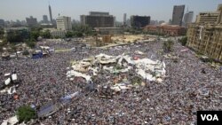 Ribuan warga Mesir melakukan "demo persatuan" di lapangan Tahrir, Kairo hari Jumat (29/7).