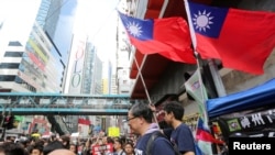 香港反送中示威民众打出的台湾旗帜。（2019年6月16日）