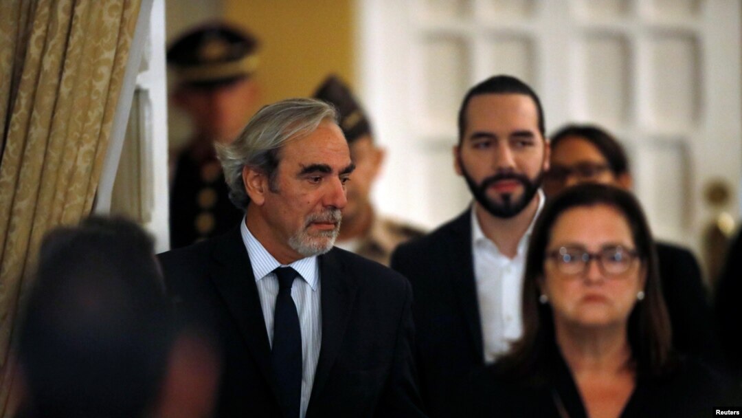 El enviado especial de la OEA, Luis Porto, a la izquierda, y el presidente Nayib Bukele, durante un encuentro en San Salvador, el 6 de septiembre de 2019, tras firmar un acuerdo para la creación de una comisión contra la impunidad.