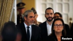 El enviado especial de la OEA, Luis Porto, a la izquierda, y el presidente Nayib Bukele, durante un encuentro en San Salvador, el 6 de septiembre de 2019, tras firmar un acuerdo para la creación de una comisión contra la impunidad.