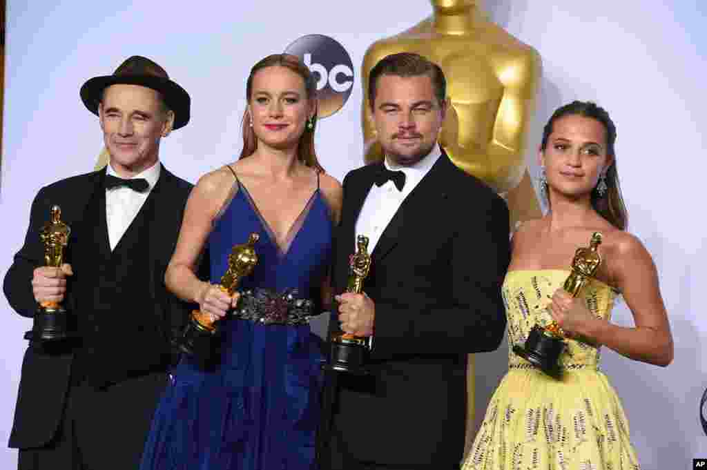 Mark Rylance, pemenang Oscars untuk aktor pembantu terbaik lewat film &ldquo;Bridge of Spies,&quot; dari kiri, Brie Larson, aktris terbaik lewat film &ldquo;Room&rdquo;, Leonardo DiCaprio, aktor terbaik.