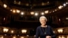 ARCHIVO - La actriz Angela Lansbury durante una sesión fotográfica en el Gielgud Theatre, de Londres, en enero de 2014.