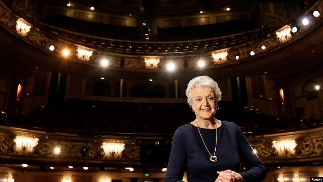 ARCHIVO - La actriz Angela Lansbury durante una sesión fotográfica en el Gielgud Theatre, de Londres, en enero de 2014.
