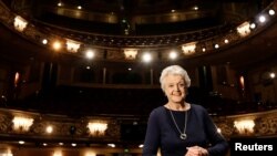 ARCHIVO - La actriz Angela Lansbury durante una sesión fotográfica en el Gielgud Theatre, de Londres, en enero de 2014.