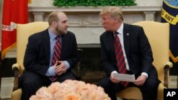 Fotografía de archivo del día en que Joshua Holt, estadounidense detenido en Venezuela, fue recibido en La Casa Blanca por el entonces presidente Donald Trump, el 26 de mayo de 2018. Holt demandó en Miami al mandatario venezolano Nicolás Maduro por su encarcelación.