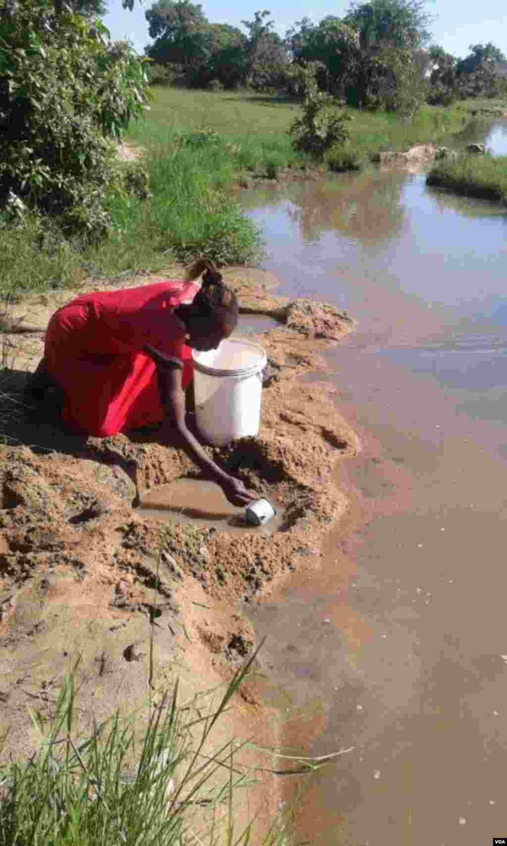 Ukha amanzi esifuleni owesifazana esiqintini seTavatya koZivambiso esabelweni seMasvingo.