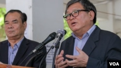 FILE - Son Chhay, opposition CNRP party's whip chief speaks to the press at the party's headquarter in Phnom Penh on Tuesday, August 09, 2016. (Leng Len/VOA Khmer)