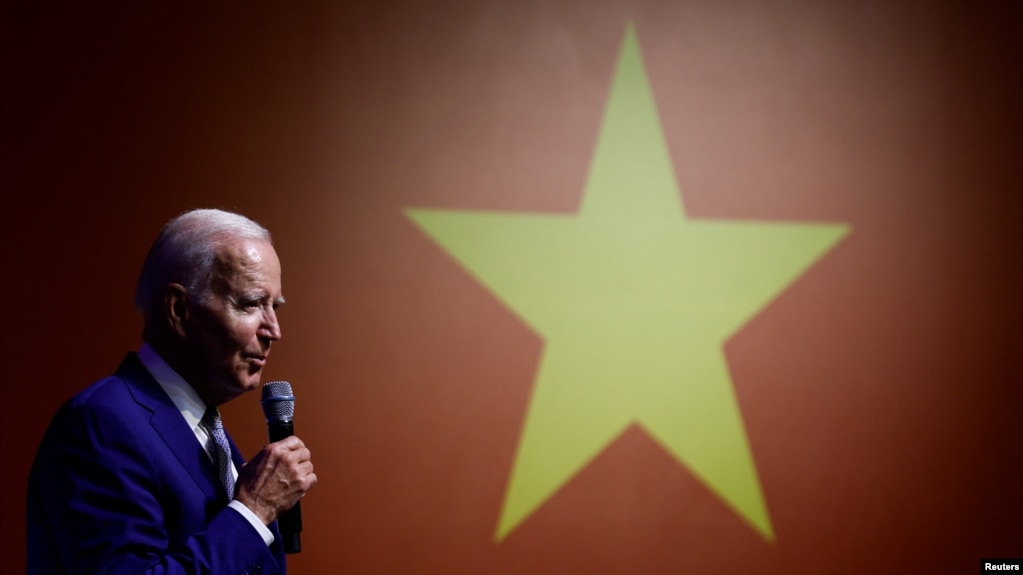 Tổng thống Biden trong cuộc họp báo ở Hà Nội.