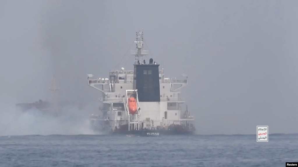 资料照片：这张视频截图显示了也门胡塞武装所声称得他们在红海对一艘希腊船只发动的袭击。(2024年6月12日)(photo:VOA)