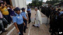 Estados Unidos lamentó el jueves el asedio del gobierno de Nicaragua a una iglesia y huelguistas de hambre en la ciudad de Masaya.