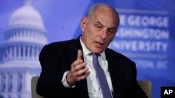 Menteri Keamanan Dalam Negeri AS, John Kelly berbicara pada acara diskusi di George Washington University di Washington DC (18/4). 