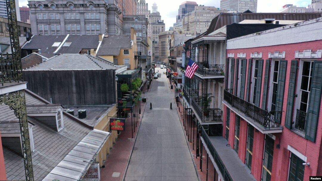Bourbon Street di kota New Orleans, Louisiana, yang biasa dipenuhi turis tampak sepi akibat pandemi Covid-19 (27/3). 