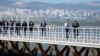 El presidente francés, Emmanuel Macron, da un paseo con su homólogo portugués, Marcelo Rebelo de Sousa, a la derecha, frente a la sede de la Conferencia de la ONU sobre los Océanos en Lisboa, Portugal, el jueves 30 de junio de 2022. (