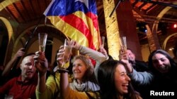 카탈루냐의 독립을 지지하는 시민단체 '카탈루냐국민의회(ANC)' 회원들이 바르셀로냐에서 지방선거 결과에 환호하고 있다.