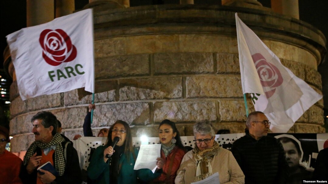 Partidarios de la Fuerza Alternativa Revolucionaria del Común asisten a una vigilia en memoria de los exguerrilleros de las FARC asesinados tras el acuerdo de paz alcanzado con el gobierno en Bogotá. 