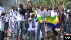 Les partisans du candidat de l’opposition à la présidentielle au Gabon Jean Ping protestent contre la réélection du président sortant Ali bongo, à Libreville, Gabon, 31 aout 2016.