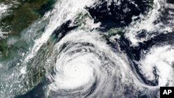 태풍 마이삭이 1일 일본의 오키나와를 포함한 남부 해안을 통과하는 위성사진을 미국 항공 우주국(NASA)이 공개했다. 
