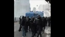 泰国反政府示威者发起汽车游行 警方用水炮车驱散