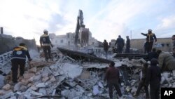 Les services d'urgence recherchent des survivants après des frappes aériennes dans la ville d'Idleb, en Syrie le 15 janvier 2020.