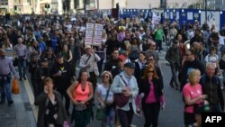 示威民众参与在伦敦中心地区举行的游行，反对新冠疫情期间的限制措施(2021年4月24日)