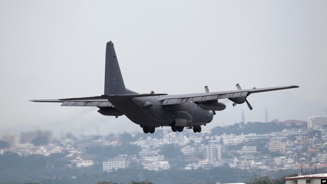 Pesawat Angkatan Udara Amerika Serikat MC130 hendak mendarat di pangkalan militer AS di Okinawa, Jepang. (Foto: Dok)