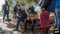 Des migrants d'Afrique subsaharienne dans une forêt du district de Boukhalef, à la périphérie sud-ouest de la ville portuaire marocaine de Tanger surplombant le détroit de Gibraltar, le 20 octobre 2018.