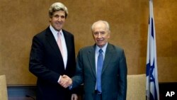 Menteri Luar Negeri Amerika John Kerry (kiri), saat masih menjabat Senator AS, bertemu dengan Presiden Israel Shimon Peres di Israel (foto: dok). 