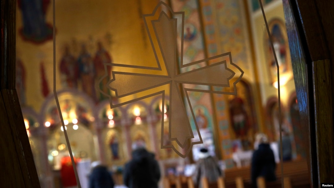 Jemaat berdoa di sebuah gereja Katolik di New York.