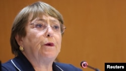 La Alta Comisionada de las Naciones Unidas para los Derechos Humanos, Michelle Bachelet, asiste a la sesión especial del Consejo de Derechos Humanos de la ONU sobre la situación en Ucrania en las Naciones Unidas, en Ginebra, Suiza, el 3 de marzo de 2022.