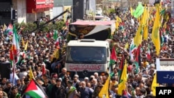 2024年4月5日，在德黑兰参加为在叙利亚袭击中丧生的七名伊斯兰革命卫队成员举行葬礼的人群。伊朗将这次袭击归咎于以色列。