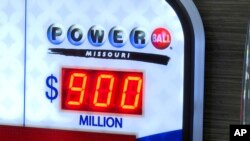 Un cartel muestra el premio acumulado de la lotería Powerball, que seguía subiendo en St. Joseph, Missouri, el lunes 17 de julio de 2023 tras un nuevo sorteo sin ganador.