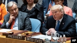 Président Donald Trump (D) azali kopesa lisikulu pene na kalaka mokonzi ya ONU Antonio Guterres na 73e session ya Assemblée générale ya Nations unies na New York, 28 septembre 2018.