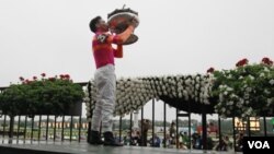 El jockey peruano José Valdivia Jr.disfruta del momento con el trofeo de ganador del Belmont Stakes, en Elmont, Nueva York.