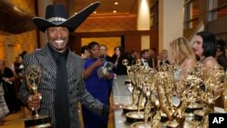 Billy Porter reçoit le prix de l'acteur principal dans une série dramatique pour "Pose", lors de la 71e cérémonie des Emmy Awards le 22 septembre 2019, à Los Angeles Aux Etats-Unis.