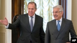 Russian Foreign Minister Lavrov, left, welcomes Pakistan's Foreign Minister Khawaja Muhammad Asif for their talks in Moscow, Russia, Feb. 20, 2018. 