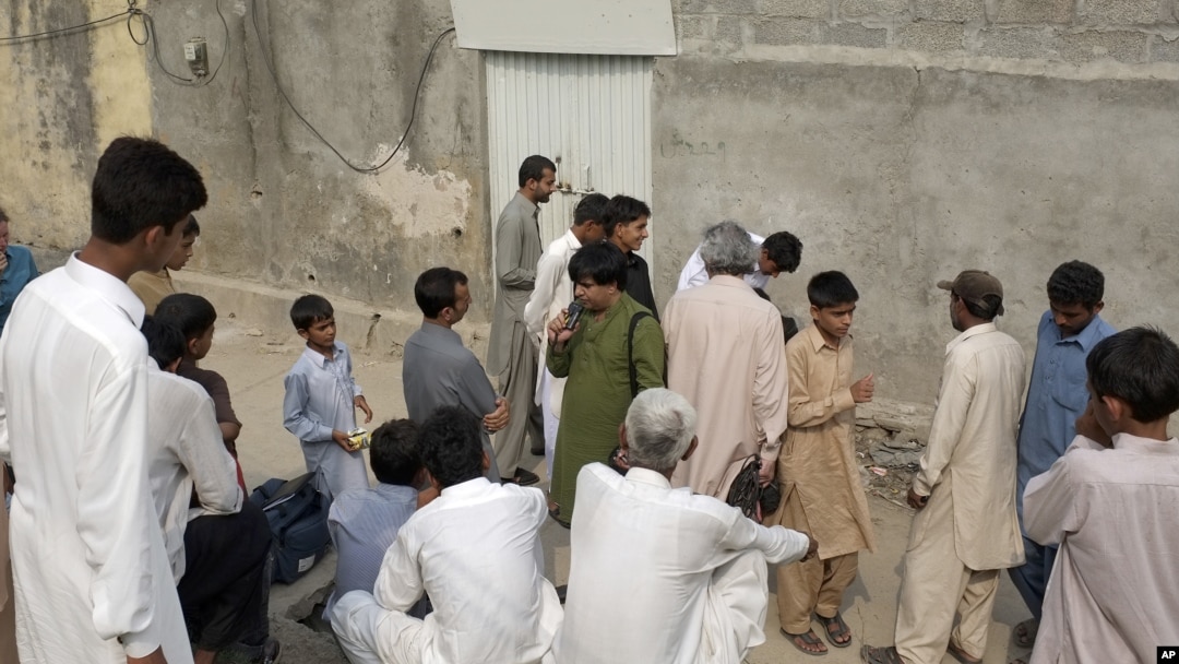 Warga Pakistan yang marah berkumpul di luar rumah seorang anak perempuan Kristen yang dituduh menodai al-Quran di Islamabad (20/8). 