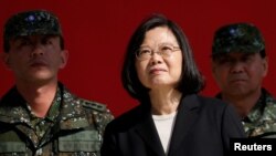 Presiden Taiwan Tsai Ing-wen (tengah) mendorong kebijakan industri pertahanan bela diri,