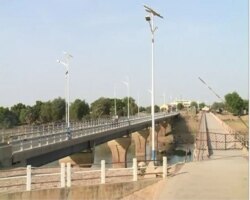 N'Gueli bridge which connects Chad's capital N'djamena to Kousseri, Cameroon, Apr. 25, 2021. (Moki Edwin Kindzeka/VOA)