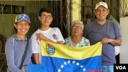 La familia Sandoval posa con la bandera venezolana en Nicaragua.
