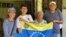 La familia Sandoval posa con la bandera venezolana en Nicaragua.