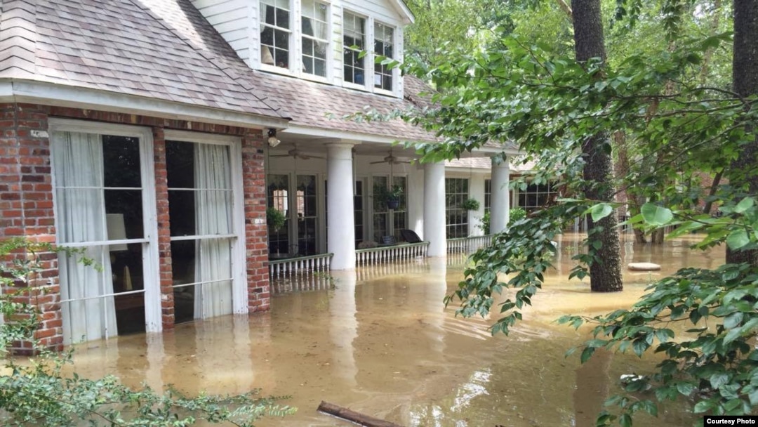 Trật lụt ở Louisiana gây hư hỏng khoảng 60 nghìn căn nhà, và buộc hàng nghìn người phải tới trú tại các nhà tạm. 