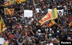 Demonstran merayakan setelah masuk ke Sekretariat Presiden, setelah Presiden Gotabaya Rajapaksa melarikan diri, di tengah krisis ekonomi negara, di Kolombo, Sri Lanka, 9 Juli 2022. (Foto: REUTERS/Dinuka Liyanawatte)