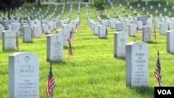 Makam yang ditandai dengan nisan batu granit jamak ditemukan di Amerika, seperti yang terlihat di Taman Makam Pahlawan Arlington di negara bagian Virginia ini.