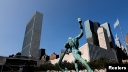 La sede de las Naciones Unidas vista desde el norte en el jardín de esculturas, durante el 75o debate anual de alto nivel de la Asamblea General de la ONU, que se lleva a cabo principalmente debido a la pandemia de la enfermedad del coronavirus (COVID-19)