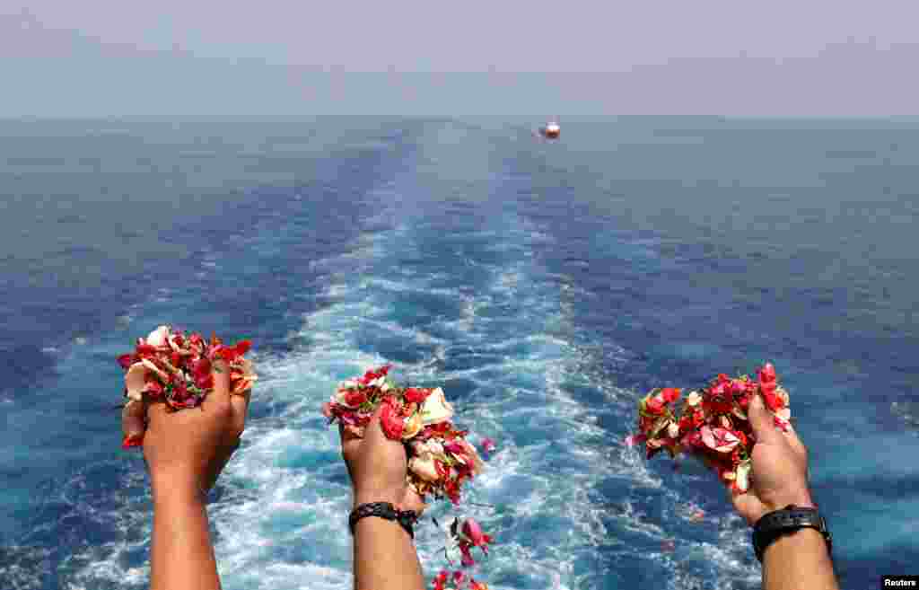 Families and colleagues of passengers and crew of Lion Air flight JT610 throw flowers and petals from the deck of Indonesia Navy ship KRI Banjarmasin as they visit the site of the crash to pay their tribute, at the north coast of Karawang, Indonesia, Nov. 6, 2018. A Lion Air flight crashed into the sea just minutes after taking off from Indonesia&#39;s capital, Oct. 29, 2018, in a blow to the country&#39;s aviation safety record after the lifting of bans on its airlines by the European Union and U.S.