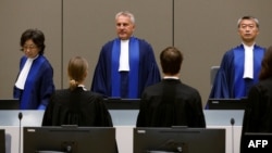 Le juge président de la CPI, Robert Fremr, dans la salle d'audience de la Cour pénale internationale (CPI) à la Haye, aux Pays-Bas, le 28 août 2018.