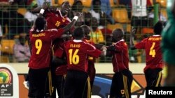 Les joueurs angolais célèbrent après avoir marqué contre le Burkina Faso lors de leur match de football de la Coupe d'Afrique des Nations au stade de Malabo, le 22 janvier 2012.