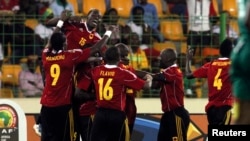 Les joueurs angolais célèbrent après avoir marqué contre le Burkina Faso lors de leur match de football de la Coupe d'Afrique des Nations au stade de Malabo, le 22 janvier 2012.